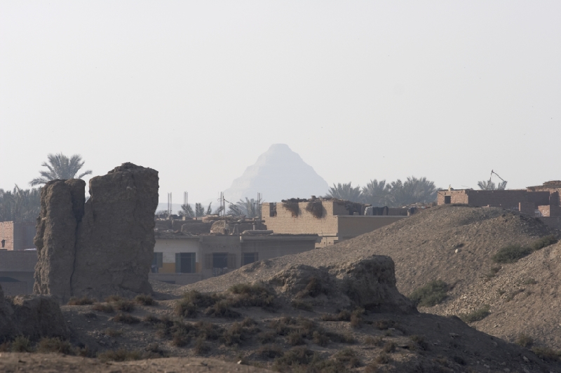 Kom Tuman is tightly squeezed by villages and arable land. On the background – the Djozer Step Pyramid